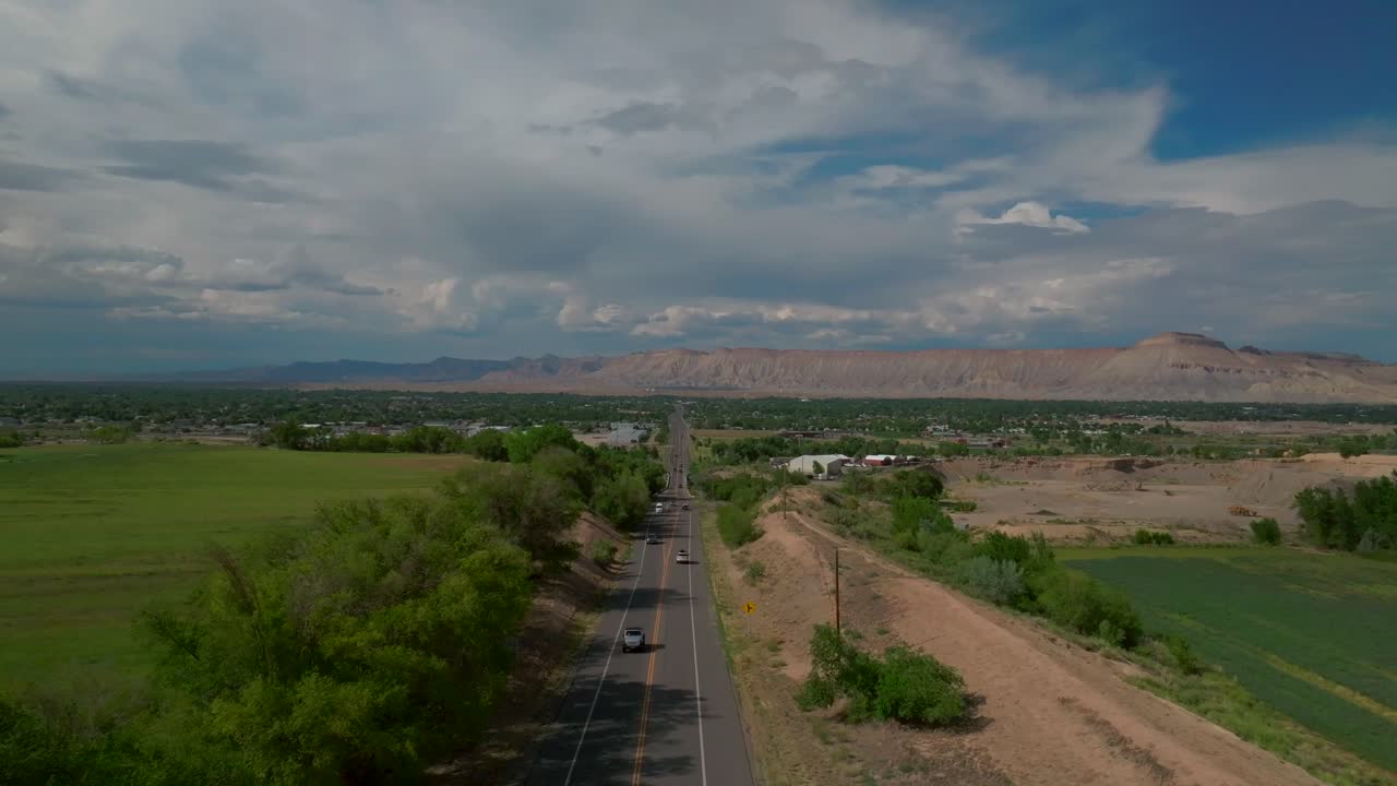 그랜드 분기점 콜로라도 강 공중 드론 전진 모션 여름 그랜드 메사 다운타운 메인 스트리트 오후 구름 푸른 하늘 포도원 낙하산 fruitvale mt 가필드 서부 경사 자동차 교통