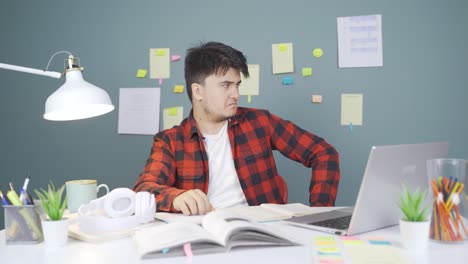 un estudiante mentalmente enfermo que no se siente bien.