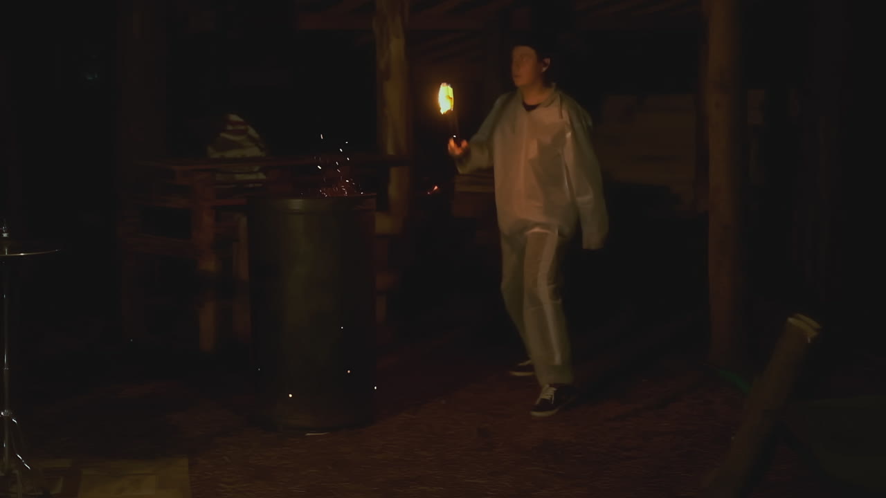 어두운 곳 에서 불 을 가지고 공연 하는 사람