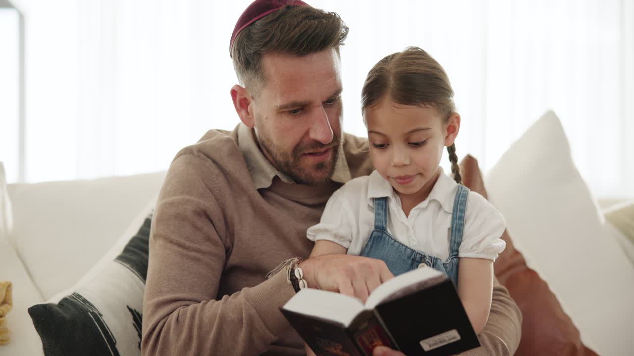 religión, lectura y padre con libro