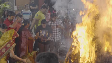 Menschen-Feiern-Das-Hinduistische-Holi-Fest-Mit-Lagerfeuer-In-Mumbai,-Indien-5