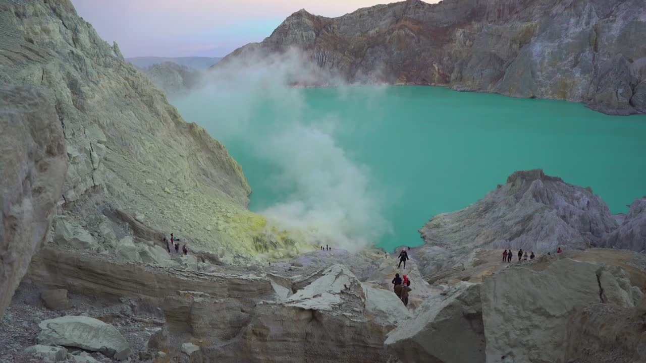 vista en el cráter del volcán ijen o kawah ijen con un gran lago ácido en él. isla de java, indonesia