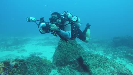 Ein-Zeitlupenvideo-Eines-Unterwasserkameramanns,-Der-Mit-Unterwasserausrüstung-Und-Blitz-Im-Ozean-Fotos-Von-Meereslebewesen-Macht