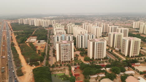 Schwenken-Sie-Rechts,-Zentralität-Von-Zango,-Luanda,-Angola,-Afrika-Heute