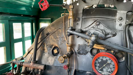 vista de controles internos de una locomotora en mexico