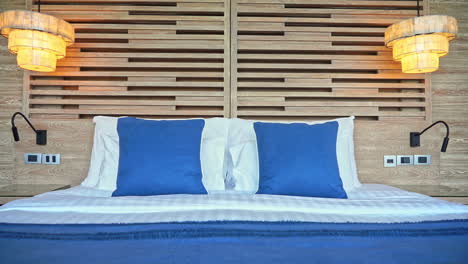 Sockel-Unten-Von-Ordentlich-Und-Sauber-Weiß-Und-Blau-Doppelbett-Im-Hotelzimmer