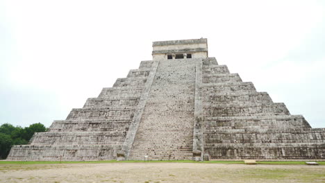 la antigua pirámide de chichén itzá permanece en yucatán, méxico en un día nublado.