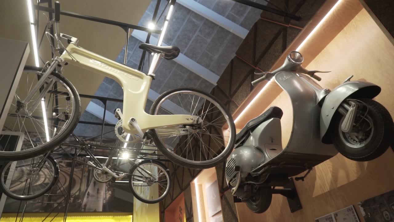 박물관 의 빈티지 자전거 와 베스파 컬렉션