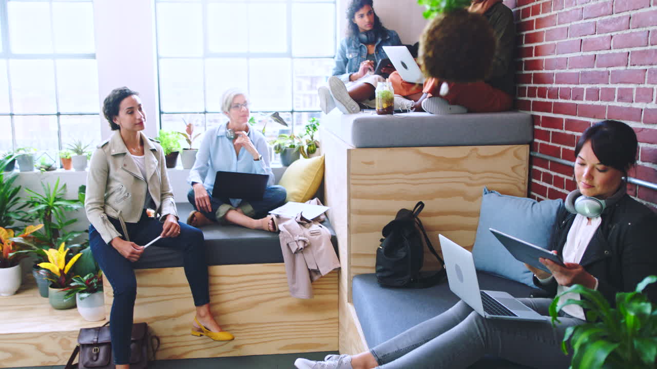 현대적인 공동 작업 공간에서 협력하는 여성