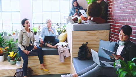 mujeres que colaboran en un espacio de coworking moderno