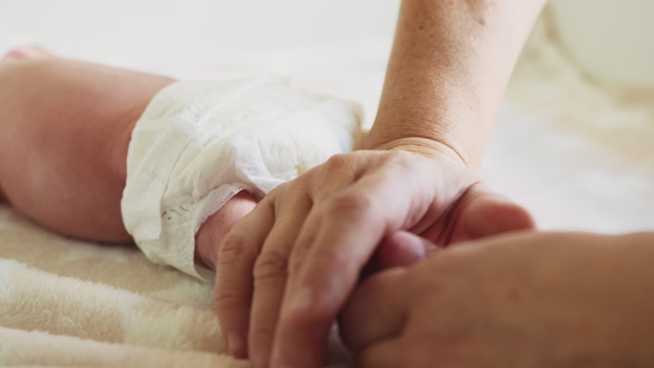 das wechseln der windel eines neugeborenen