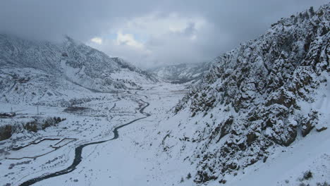 Wunderland-In-Der-Wunderschönen-Manang-Nepal-Landschaft,-Drohnenaufnahme,-Die-Den-Annapurna-Rundwanderweg,-Straßen-Und-Skigebiete,-Schnee-Und-Berge-4k-Enthüllt