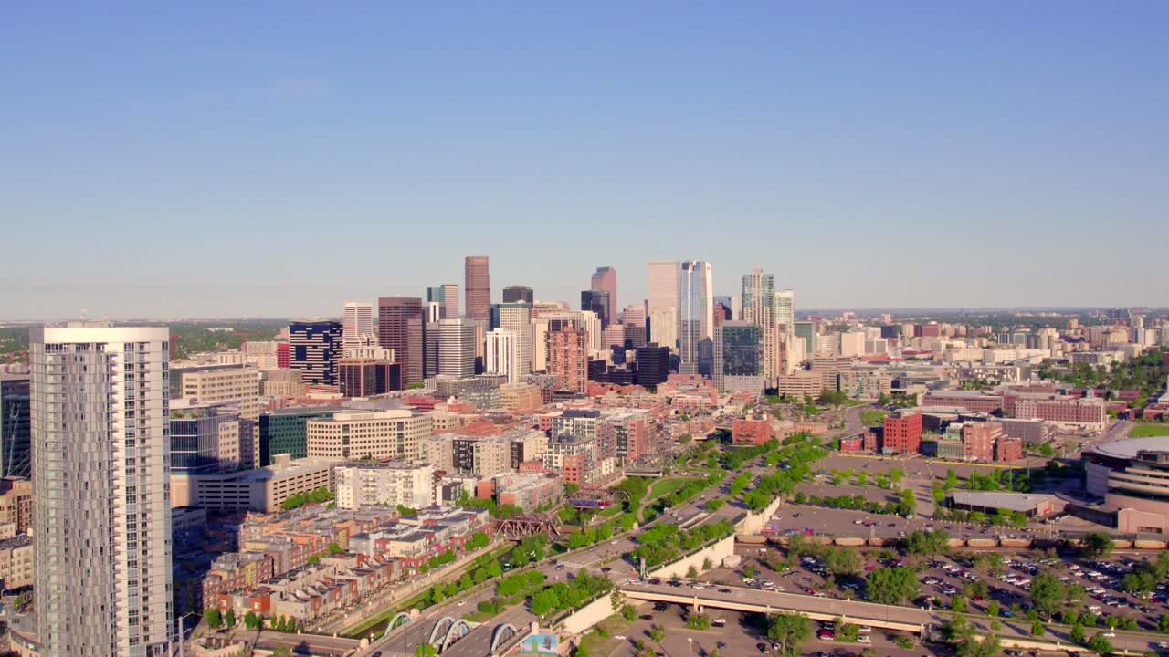 мост на бульваре спир и высотные здания в центре города денвер в штате колорадо, сша