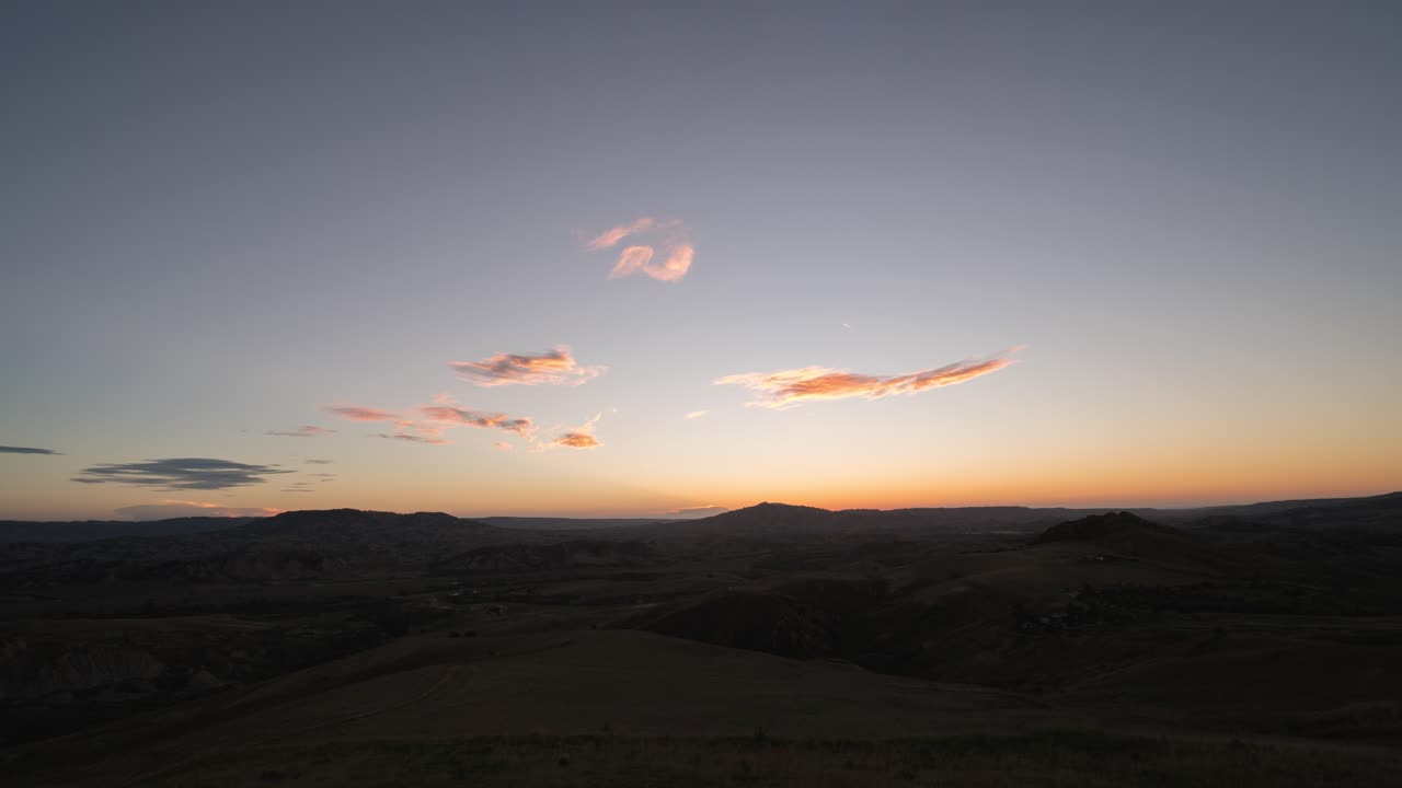 4k의 이탈리아 남부에 있는 농지와 언덕이 있는 아름다운 풍경 위로 일출의 저속