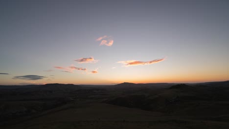 Zeitraffer-Des-Sonnenaufgangs-über-Einer-Wunderschönen-Landschaft-Mit-Ackerland-Und-Hügeln-Im-Süden-Italiens-In-4k