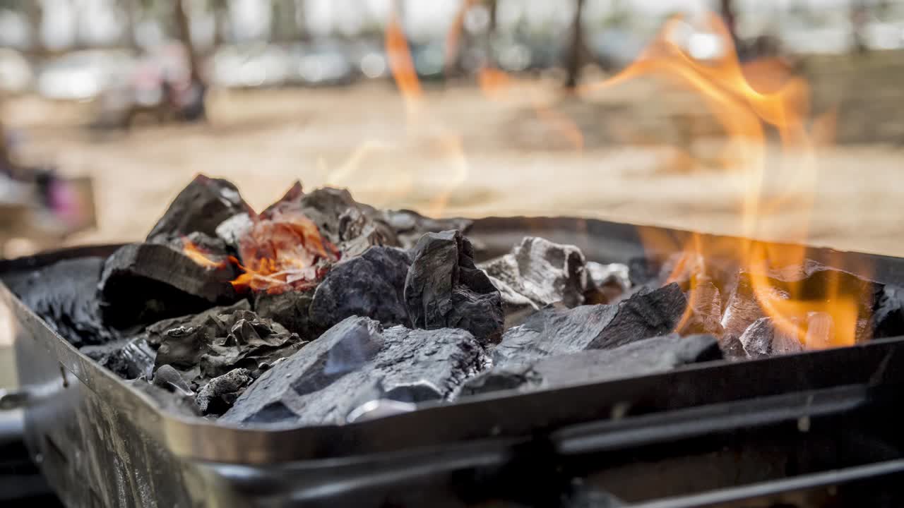 bbq 그릴 에서 불타는 석탄 에 불타는 불 의 영화