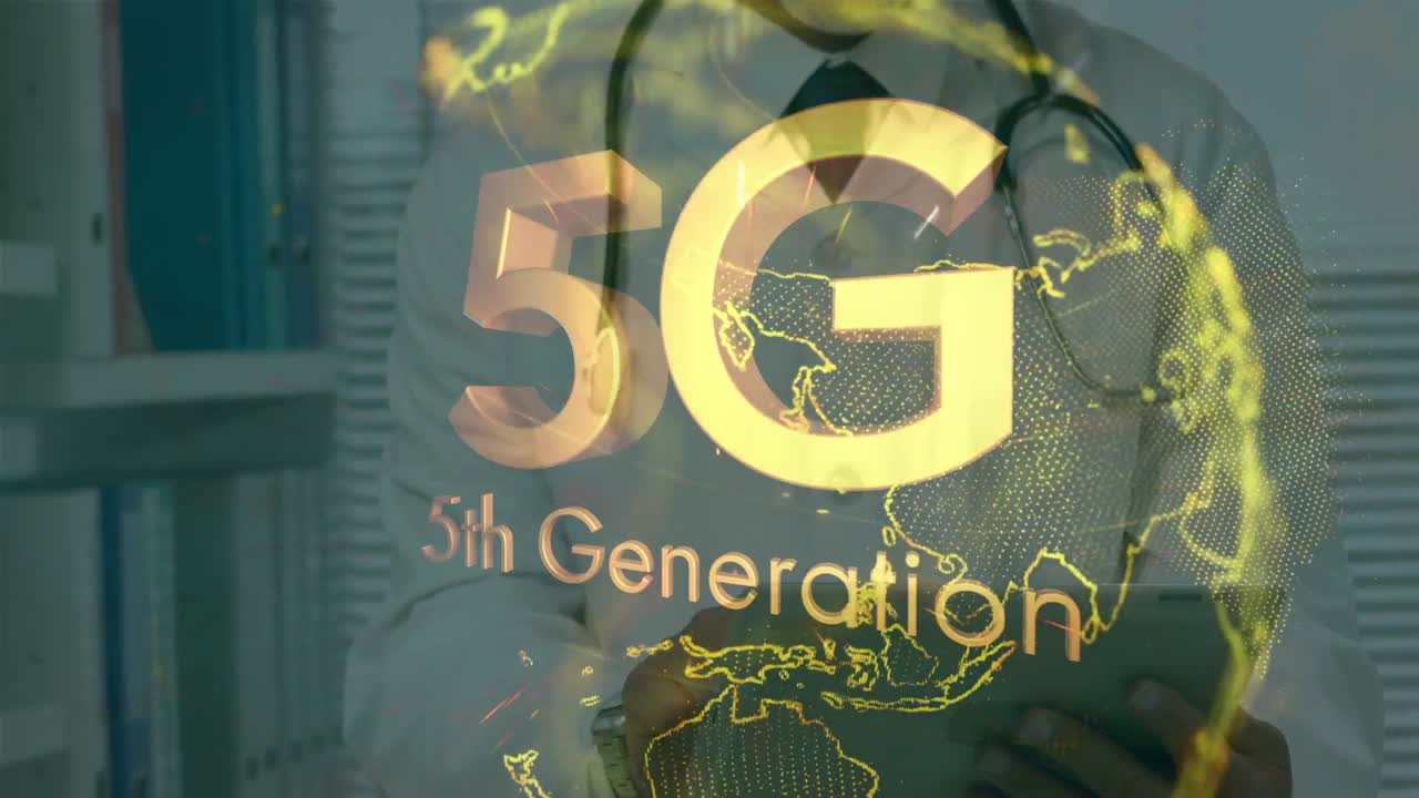 animación de un globo con texto de 5g sobre un médico caucásico usando una tableta
