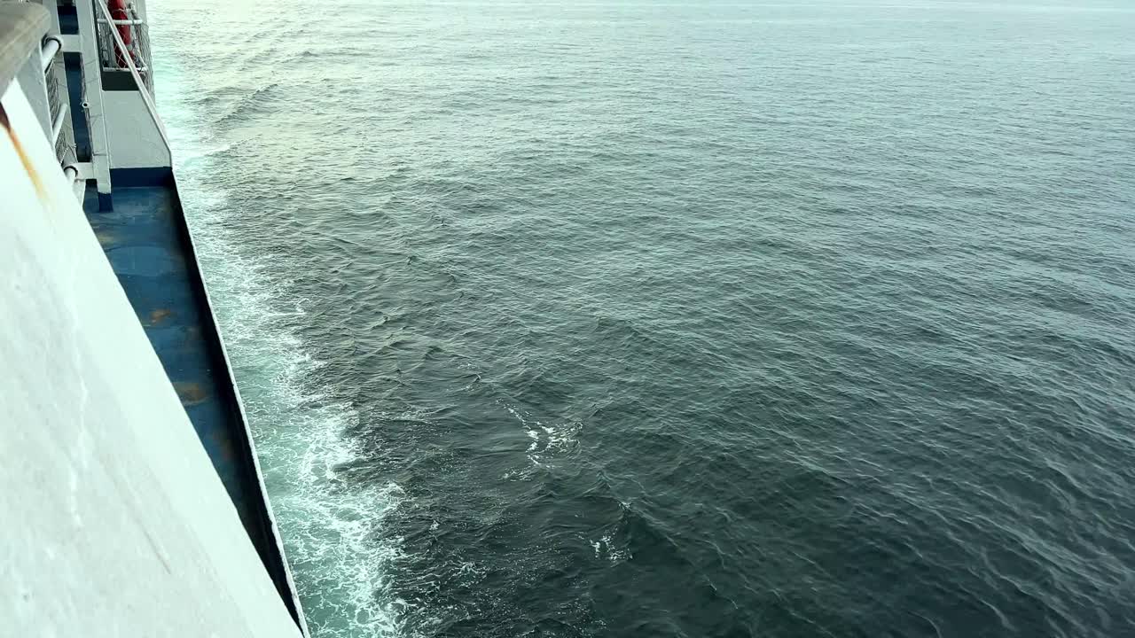 Aussicht auf den Ozean von einer Fähre