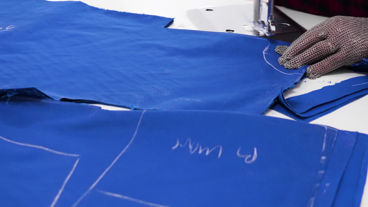 섬유 공장에서 다양한 모양의 천을 자르는 여성 노동자