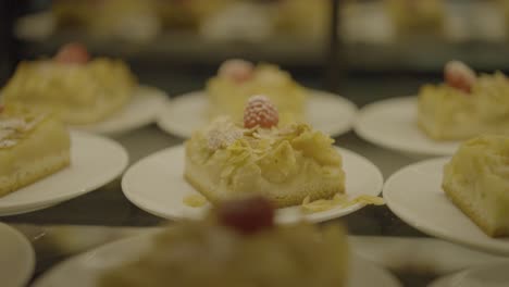 rebanadas de pastel de manzana con azúcar en polvo y bayas en platos en un entorno débilmente iluminado