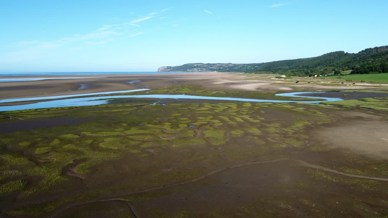 vista aérea elevándose sobre traeth coch pentraeth welsh rural marshland paisaje agrícola escénico al atardecer