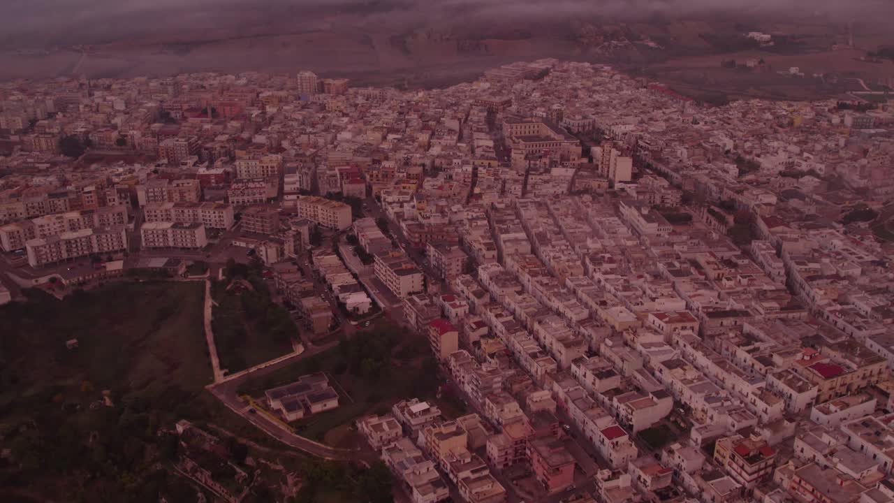Città di Ginosa all'alba, avvolta nella nebbia, bellezza tranquilla