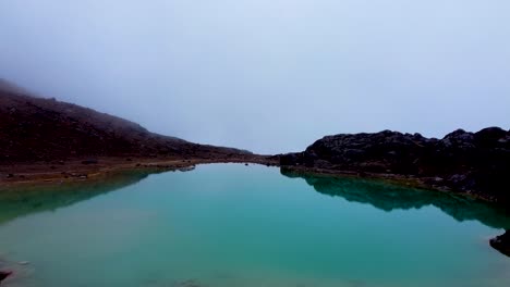 hermosa laguna verde cayambe en el parque nacional de coca, papallacta, napo, ecuador