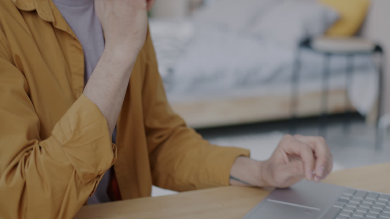 joven trabajando en una computadora portátil en casa