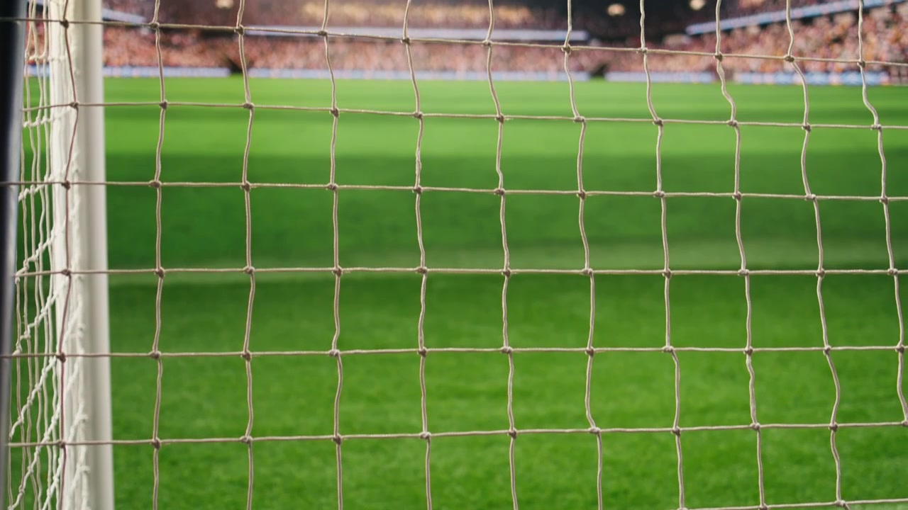 Närbild på fotbollsmålnät på tom stadion