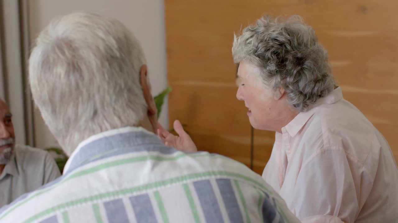 고통받는 다양한 고령 여성이 치료 세션에서 그룹과 이야기하고, 변형되지 않은, 느린 동작