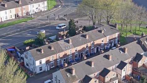 Eine-Luftaufnahme-Der-Stadthäuser-Entlang-Der-Straße-In-Derby,-England