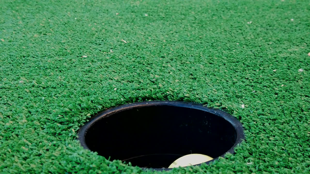 캘리포니아의 밝은 오후에 빠른 퍼팅 세션