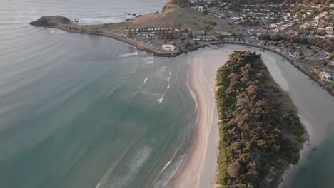 Crescent-Head---Goolawah-Beach---Pebbly-Beach---Nueva-Gales-Del-Sur---NSW---Australia---Toma-Aérea-Boca-Abajo