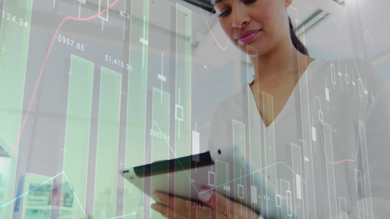Animação de processamento de dados estatísticos sobre uma mulher birracial usando tablet digital e sorrindo no escritório