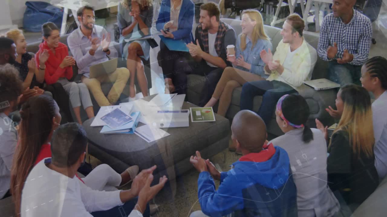 다양한 사업가들이 일을 논의하는 데이터 처리의 애니메이션