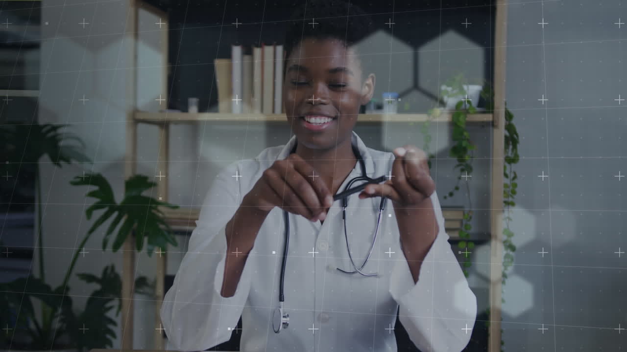 Animation d'un traitement de données sur une femme médecin afro-américaine souriante qui parle