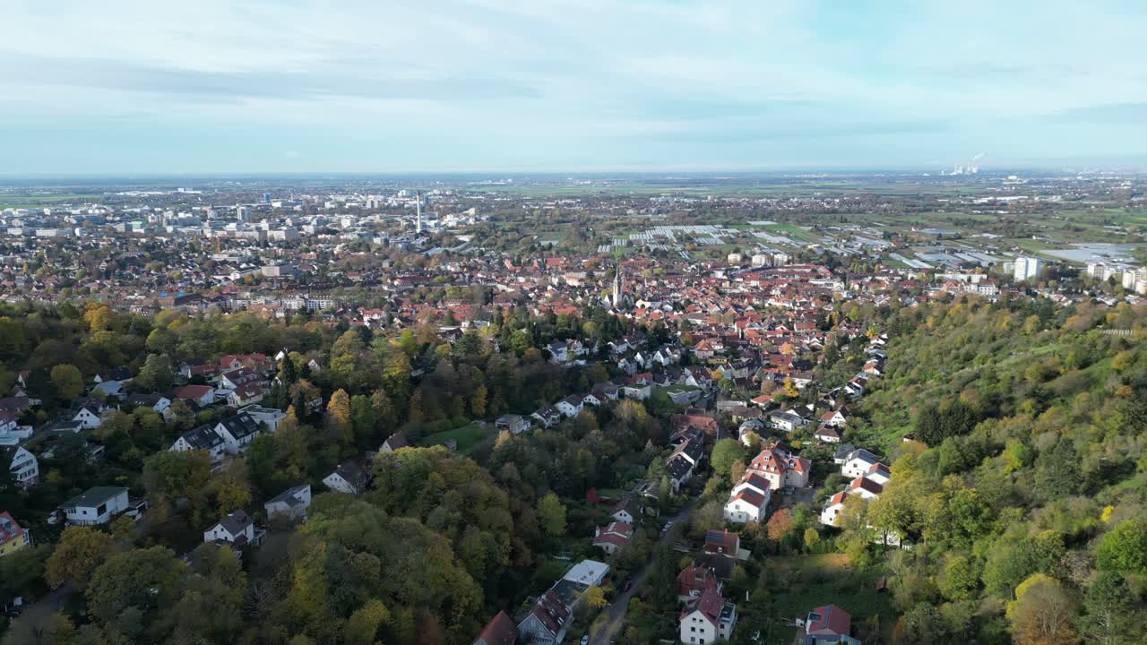 Drohnenaufnahme von Heidelberg und Handschuhsheim, über der Stadt fliegend mit Blick auf landwirtschaftliche Flächen