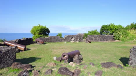 Cañones-Viejos-Y-Oxidados-En-El-Phare-Du-Vieux-Fort-En-Guadalupe,-Francia