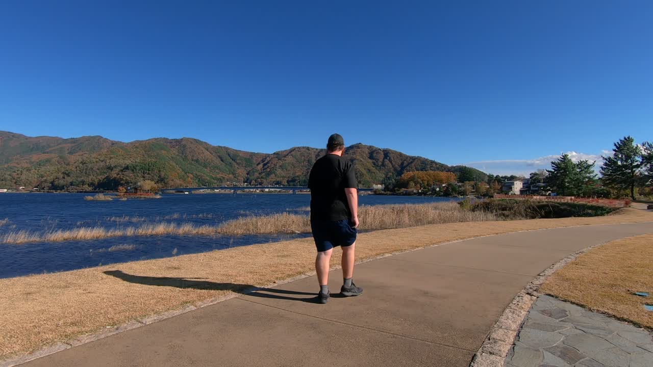 가와구치 호수 산책로를 따라 관광 산책, 화창한 날, 일본에서 사진 찍기