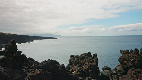 Aussichtspunkt,-Kamera-Bewegt-Sich-Vorwärts-Und-Enthüllt-Die-Felsigen-Hohen-Klippen-Der-Küste-Der-Azoreninsel,-Portugal