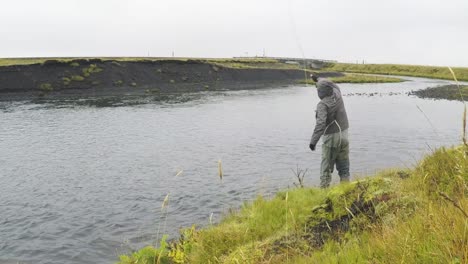 Zeitlupen-Fliegenfischen-In-Island