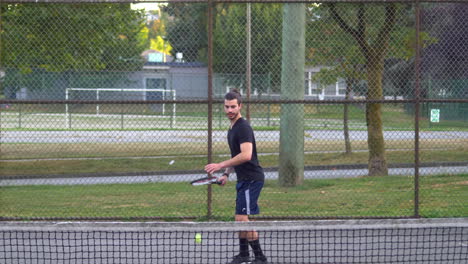 Männer,-Die-Tennis-Spielen,-Verbringen-Zeit-Zusammen-Auf-Einem-Platz-Und-Spielen-An-Einem-Sonnigen-Tag-Tennis