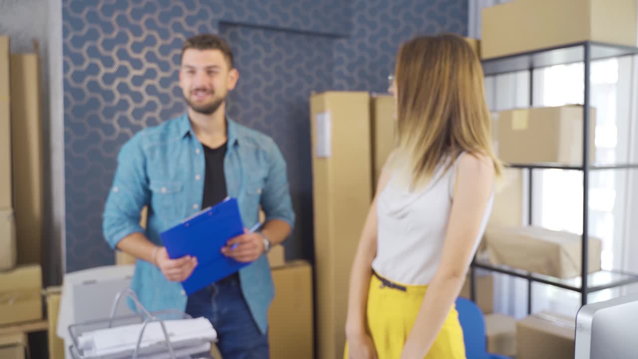 joven hombre de negocios y mujer de negocios haciendo ventas en línea entregan pedidos al mensajero.