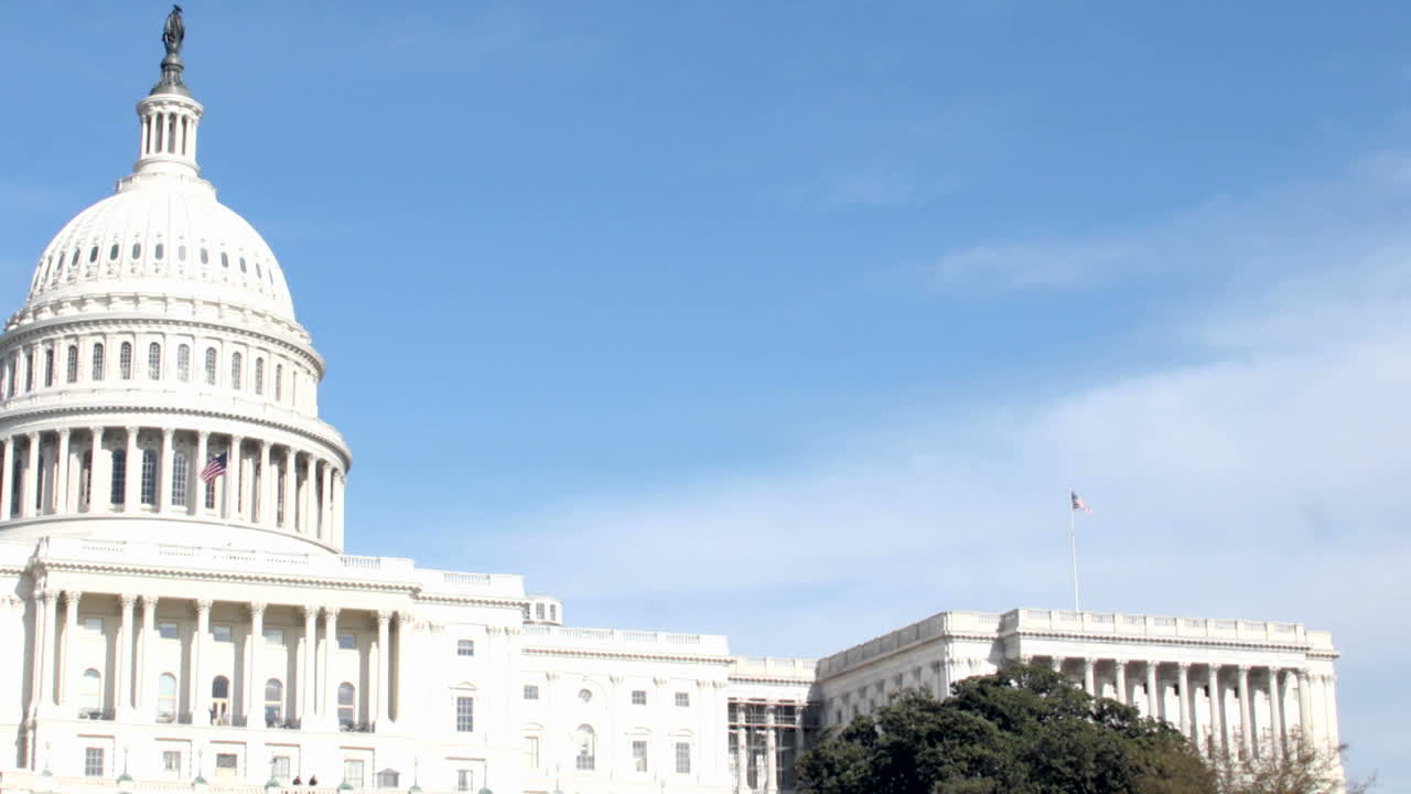 구름이 미국 국회의사당 건물 위로 빠르게 지나갑니다.