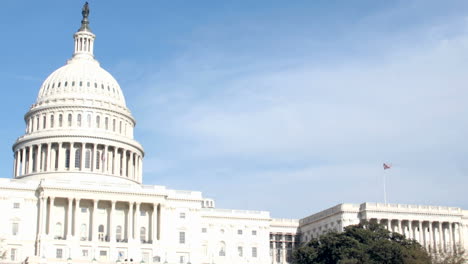 Las-Nubes-Pasan-Rápidamente-Sobre-El-Edificio-Del-Capitolio-De-Los-Estados-Unidos