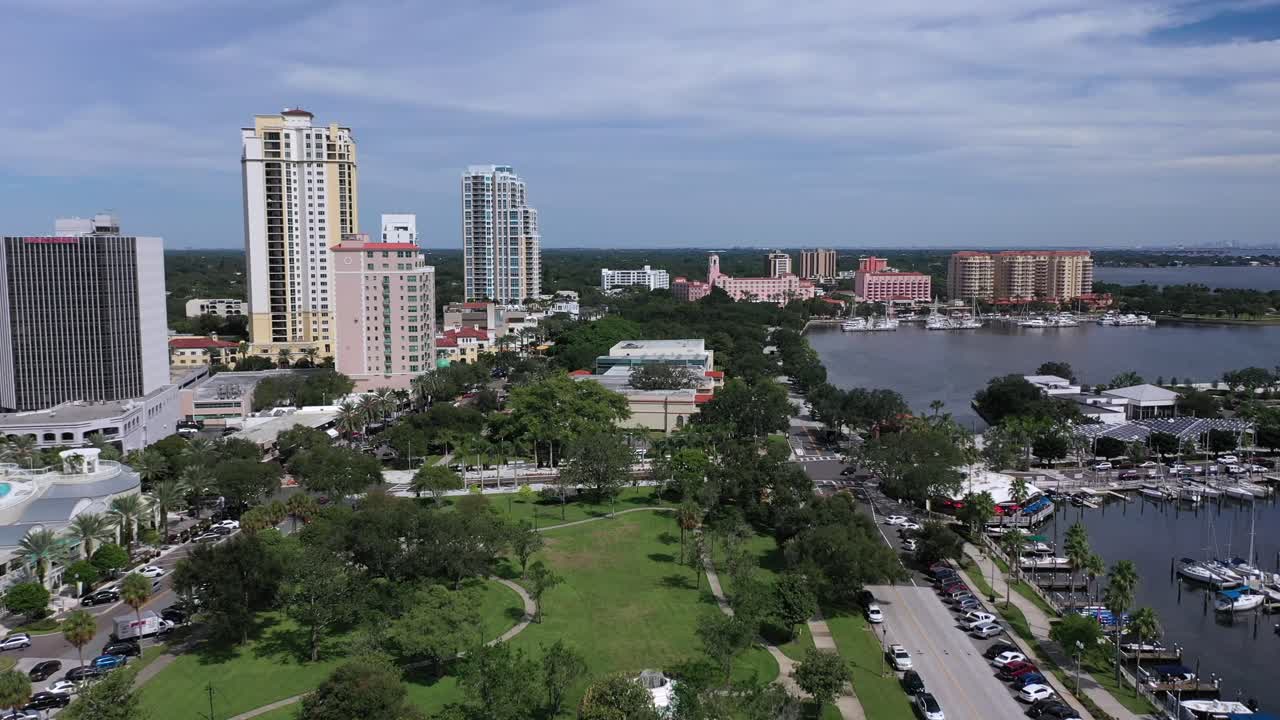 다운타운 스트리트 화창한 날의 플로리다주 피터스버그