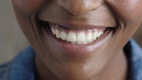 Nahaufnahme-Einer-Afroamerikanischen-Frau-Mit-Lächelnden-Lippen,-Die-Gesunde-Zähne-Zeigt.-Zahngesundheitskonzept