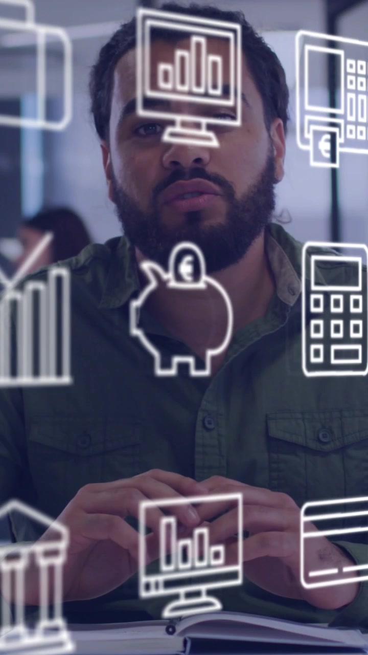 Video verticale: Uomo che spiega alla scrivania dopo l'apparizione di icone finanziarie e grafici sovrapposti per il team.