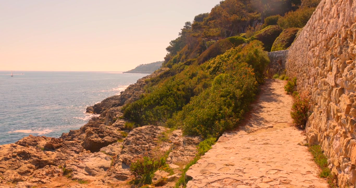 Kustpad tijdens de bergwandeling in Saint-Jean-Cap-Ferrat, Zuid-Frankrijk. Groothoekopname.