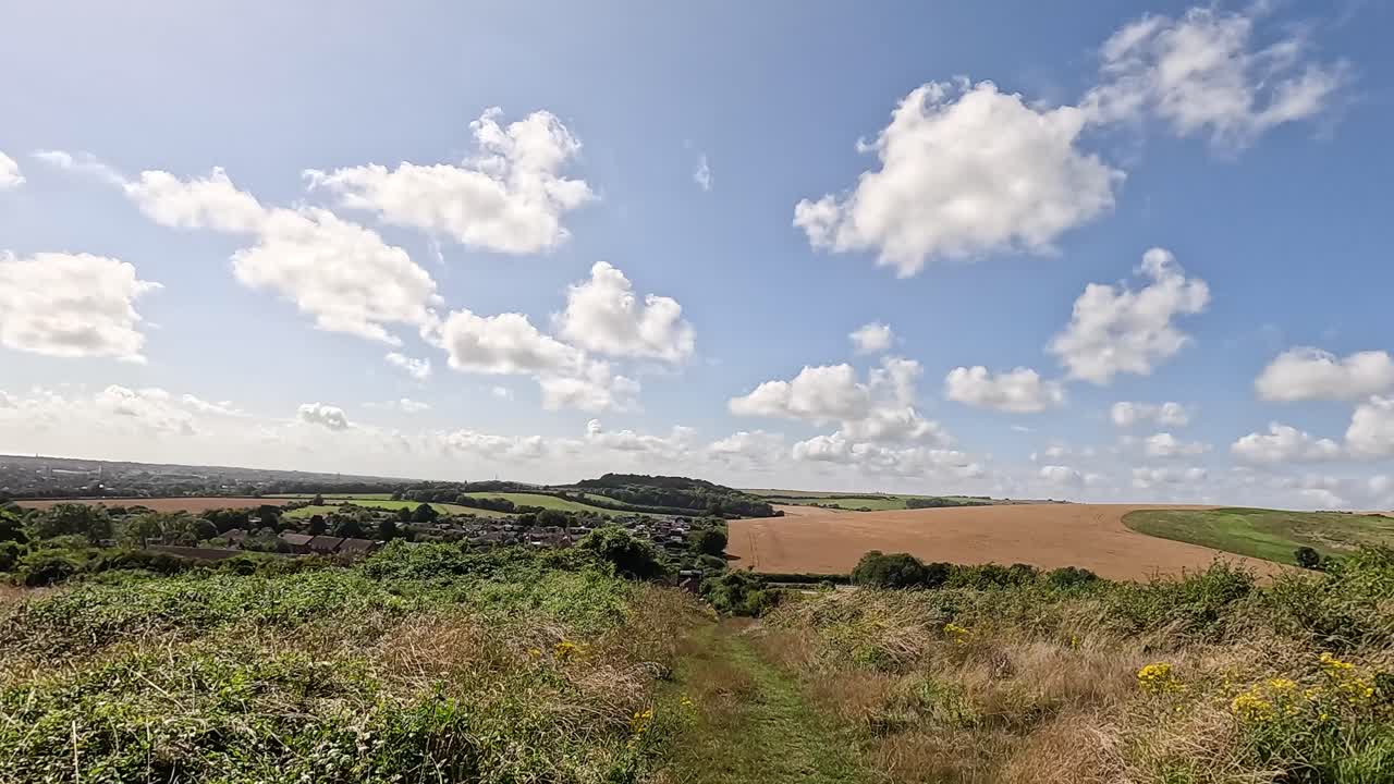 푸른 풍경 위의 구름이 가득한 하늘